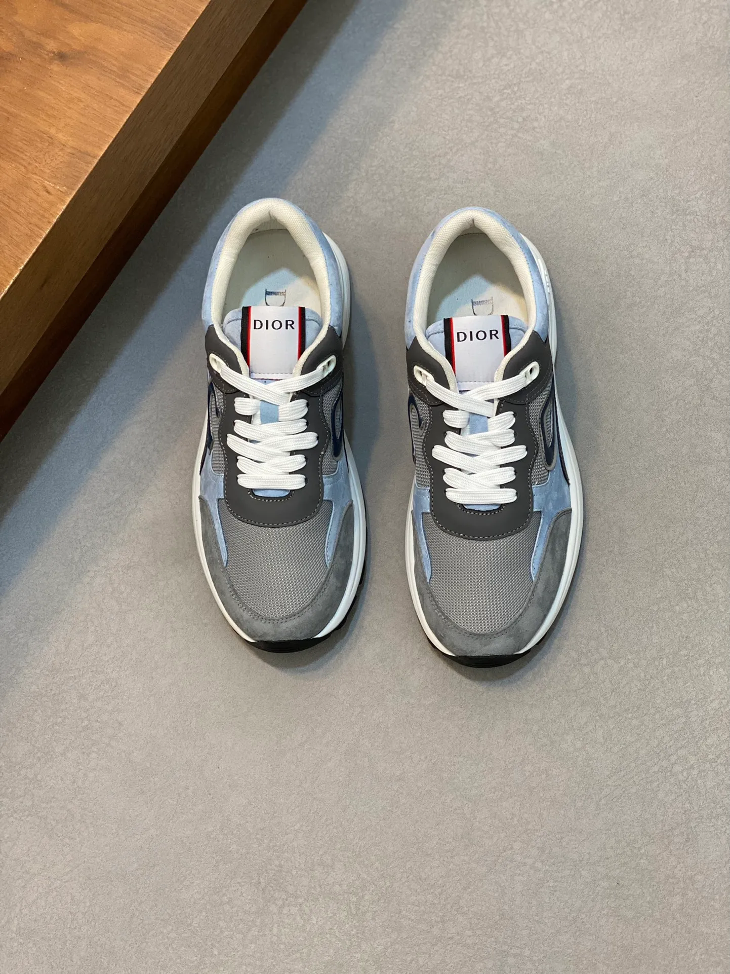 Men's men's shoes 💰440 [New style] 🐦‍⬛🐦‍⬛ Dior low-top series casual sports shoes sneakers original purchase development production production This sports shoe is a classic item. Crafted from Dior Gray cow leather with tonal CD Diamond canvas panels on the sides. The CD Icon-shaped shoelace eyelets are subtle and sophisticated, and the two-tone rubber sole, tongue and heel are all decorated with distinctive details for added sophistication. The padded high-top design makes the shape more refined and improves comfort and support. Fashionable and versatile, it can complement any look.  Exquisite packaging at the delivery counter 🛍📦 ▪️Fabric: Original customized calfskin ▪️Inner lining: Customized breathable lining ▪️Outsole: Original molded TPU combination outsole ▪️Sole thickness: 3CM ▪️Size: Men's size 39-45 (38 45 customized)